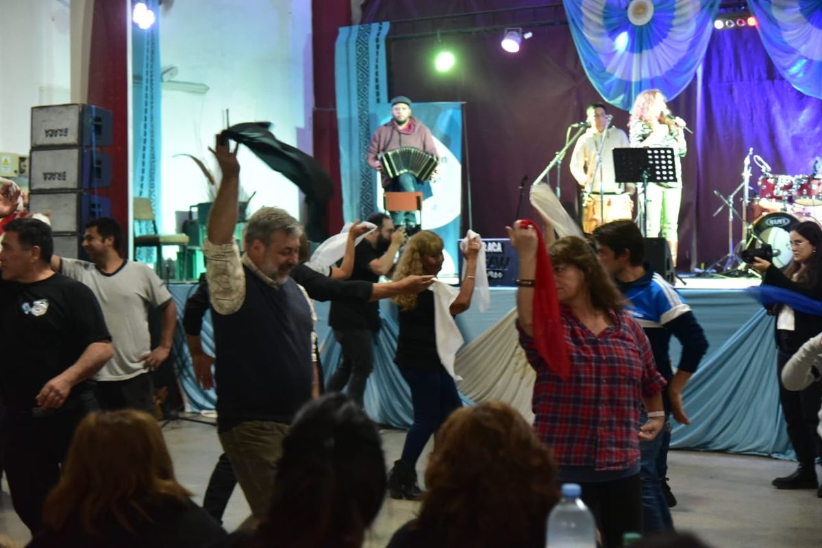 El Club de Abuelos de barrio Ameghino recibió con folclore el Día de la Patria. Tras dos años