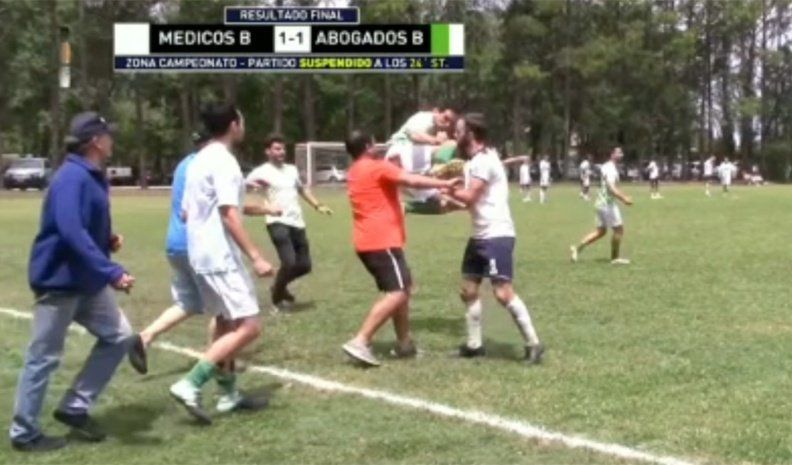 Uno de los futbolistas le dio una patada en la cabeza a un rival.