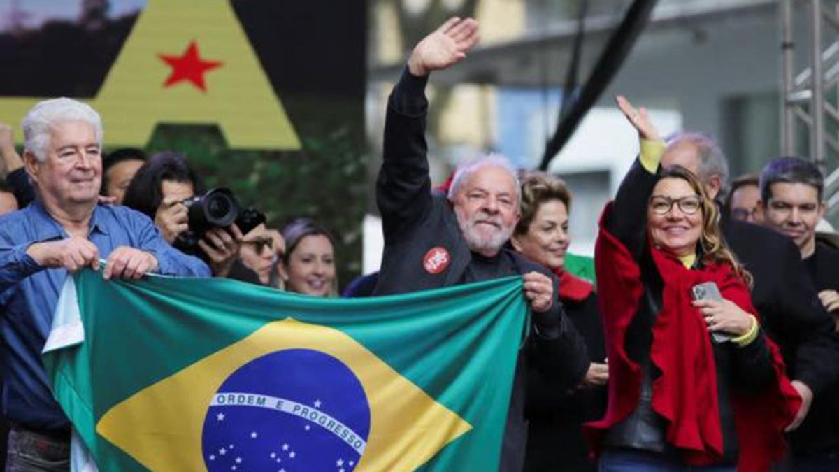 La ventaja de Luiz Inácio Lula da Silva sobre el presidente Jair Bolsonaro se amplió ligeramente a seis puntos porcentuales
