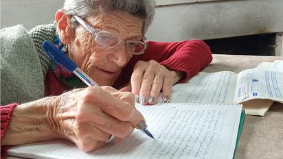 Escribió poemas a escondidas durante décadas y ahora salen a la luz en un libro 