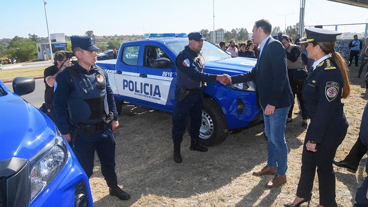 El ministro Julián López encabezó ayer el acto de entrega de móviles policiales.