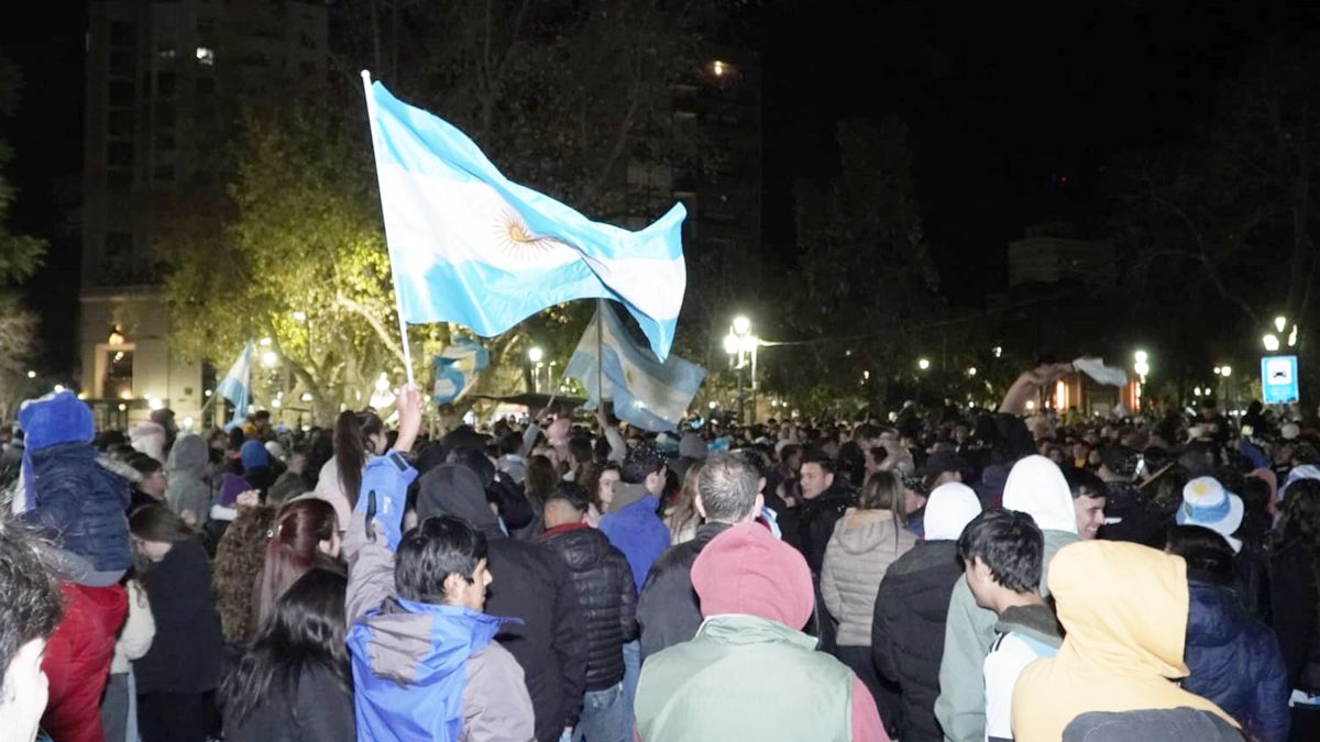 Los festejos en la plaza Roca por el Triunfo de la Selección Argentina en la Copa América. Foto: Andrés Oviedo