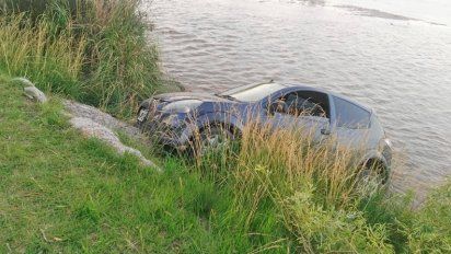 Cayó con su auto al río a metros del puente colgante: salió ileso