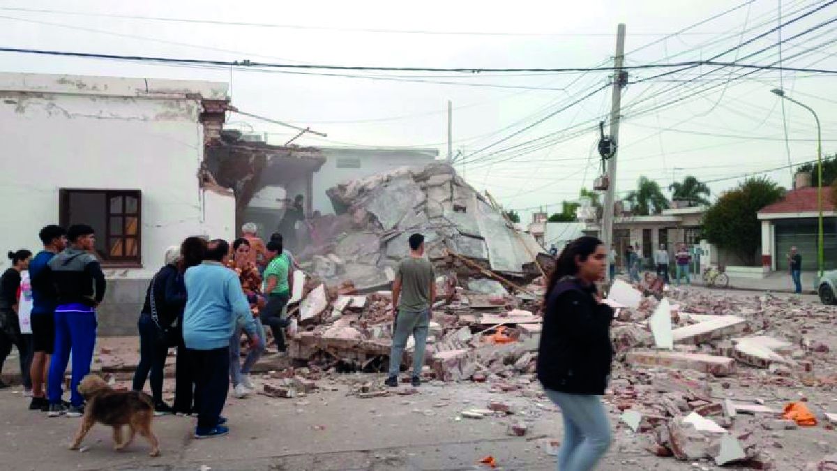 Oliva: una casa se derrumbó tras una explosión