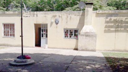 Encabeza una cruzada para pintar una escuela rural en su centenario