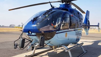 Bomberos helitransportados procuran extinguir el fuego en una montaña en La Paz