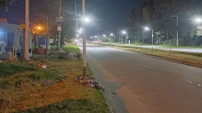 Un joven motociclista murió al chocar contra un poste en el bulevar Buteler