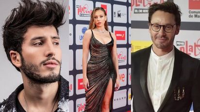 Ester Expósito entre Sebastián Yatra y Benjamín Vicuña