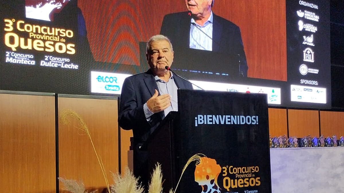 El ministro Sergio Busso durante la premiación a las pymes lácteas de la provincia.