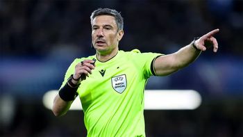 El esloveno Slavko Vini, una semana después de dirigir la final del Mundial 2026 entre España y Argentina, se rerira del referato