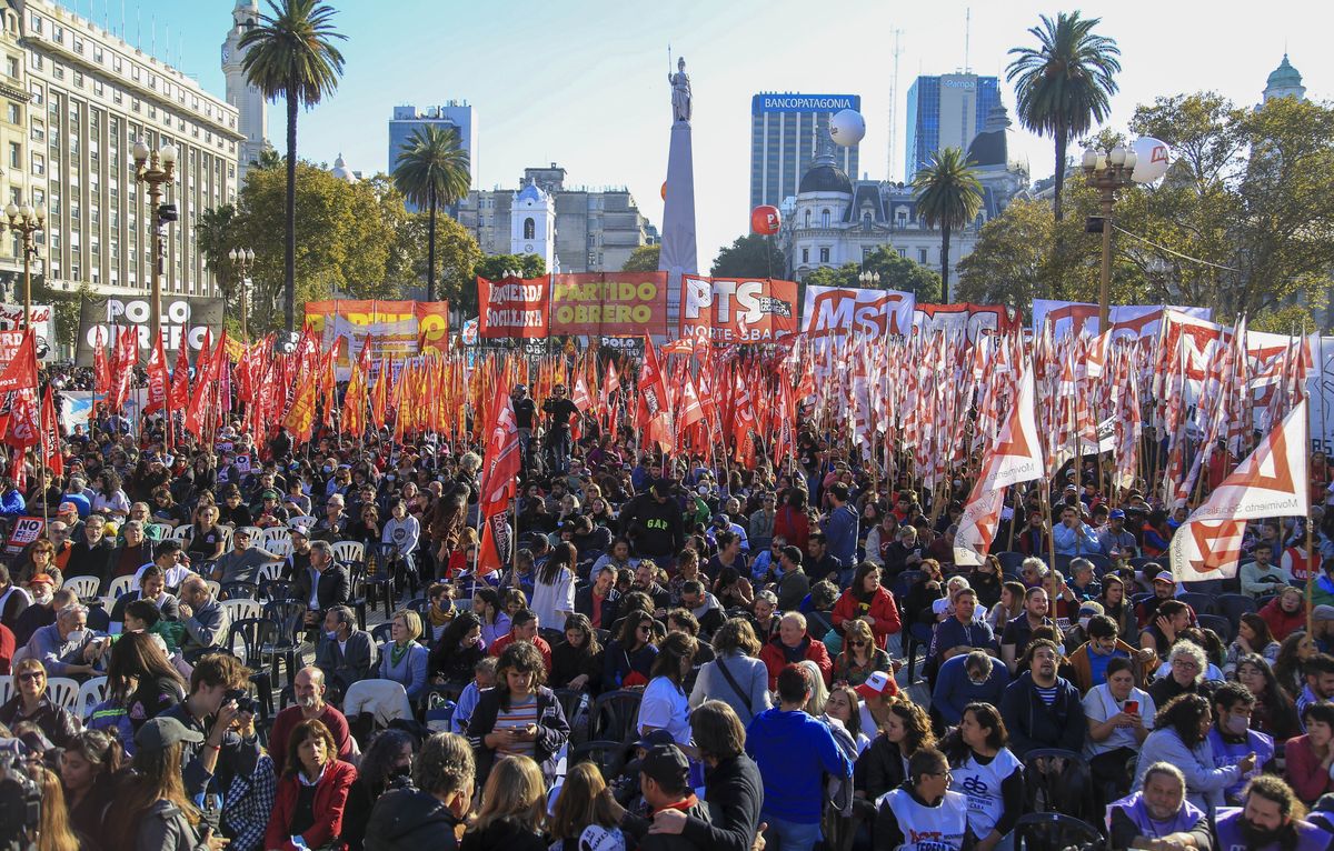 Los partidos de izquierda realizaron su propio acto del Día Internacional de los Trabajadores en Plaza de Mayo a 5 cuadras de la convocatoria de las organizaciones sociales.