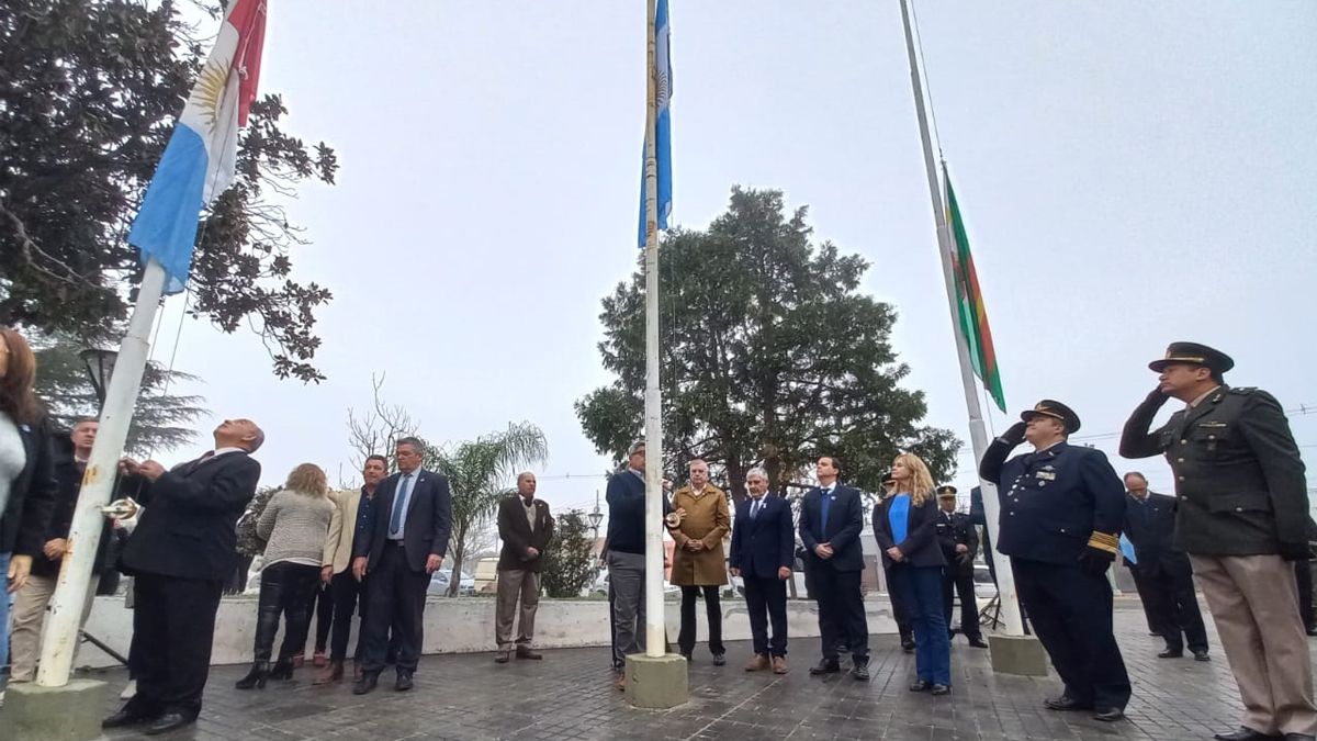 Izamiento de la bandera en la Plaza San Martín por el 25 de mayo. Foto: Andrés Oviedo.