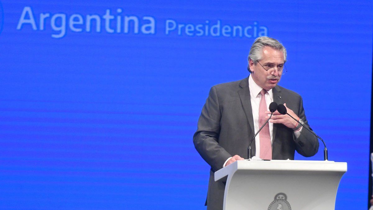 Fernández participa de la exposición que el ministro de Economía brinda ante los gobernadores por la deuda con el FMI.