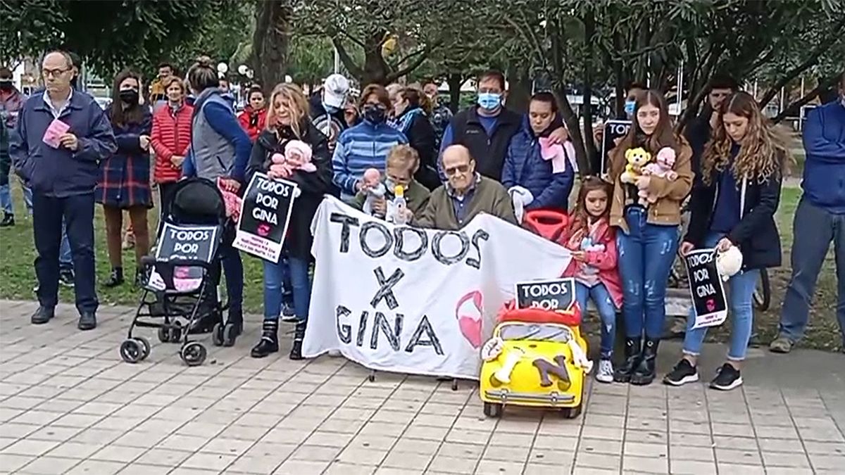 Decenas de vecinos y familiares de Paola y Gaspar Recosta marcharon por Gina en la plaza San Martín de General Deheza. 