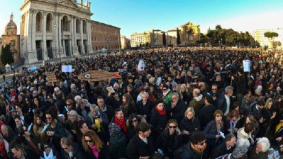 Una masiva marcha convergió en Roma contra el neofascismo y la ultraderecha