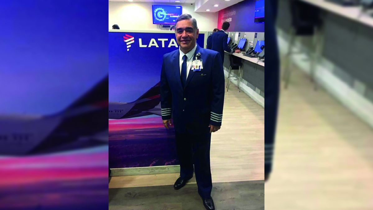 Un piloto chileno de la aerolínea Latam falleció este martes durante el trayecto entre la ciudad estadounidense de Miami y Santiago de Chile. El hombre se descompuso y sus colaboradores debieron aterrizar en el aeropuerto de Ciudad de Panamá