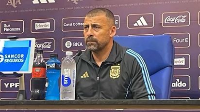 Walter Samuel reemplazó a Lionel Scaloni en la conferencia de por un problema gastrointestinal del técnico