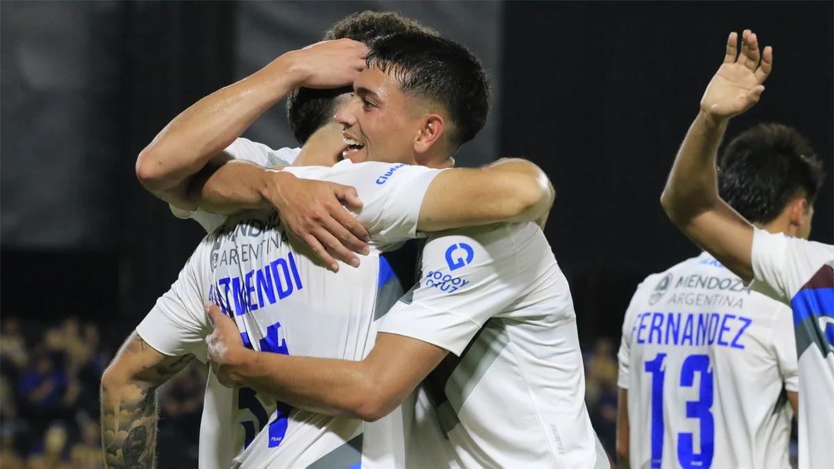 Los jugadores de Godoy Cruz festejan el gol de Agustín Auzmendi, que le dio el triunfo al Tomba.