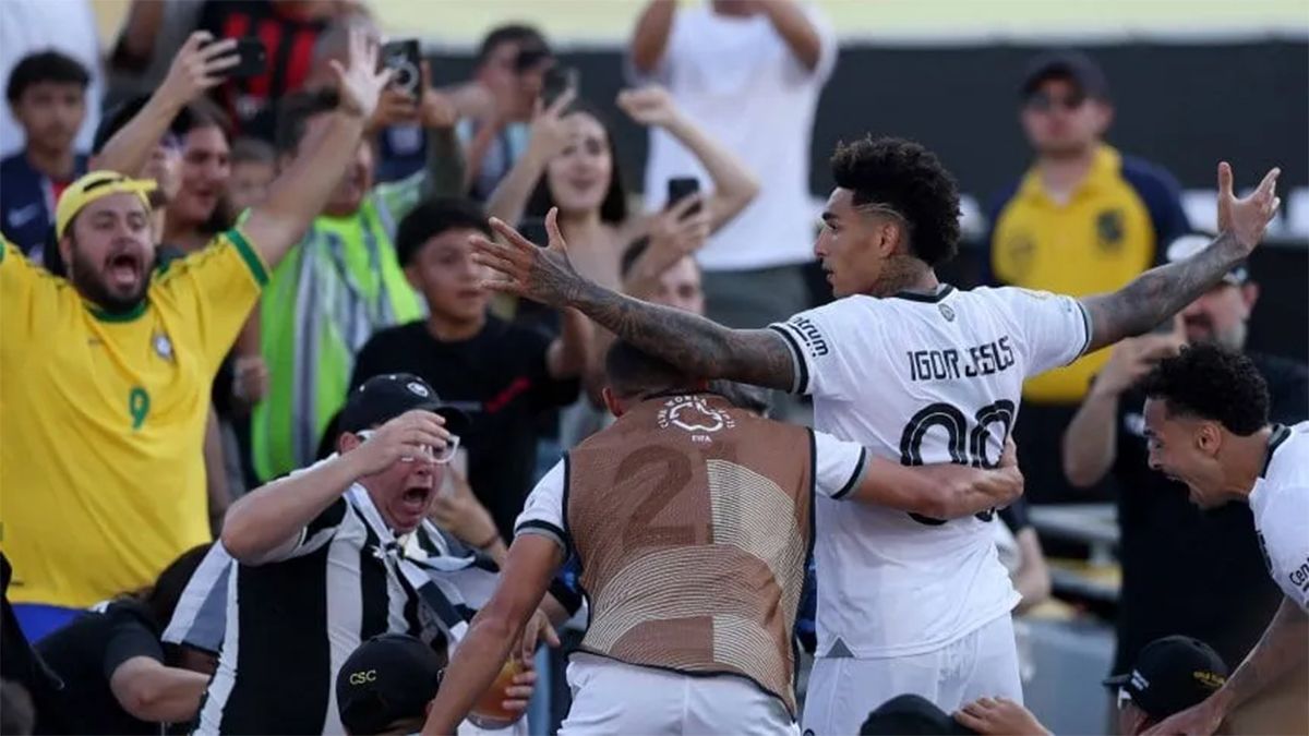 Igor Jesus festeja el gol que le dió el triunfo a Botafogo por 1-0 al PSG