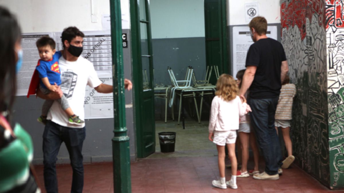 Los niños acompañaron a los padres a votar.