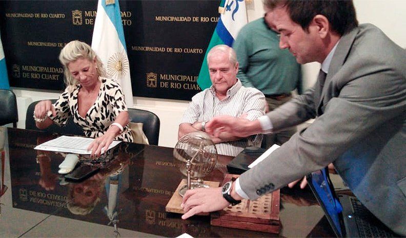 El sorteo se realizó ante representantes partidarios de cada lista.