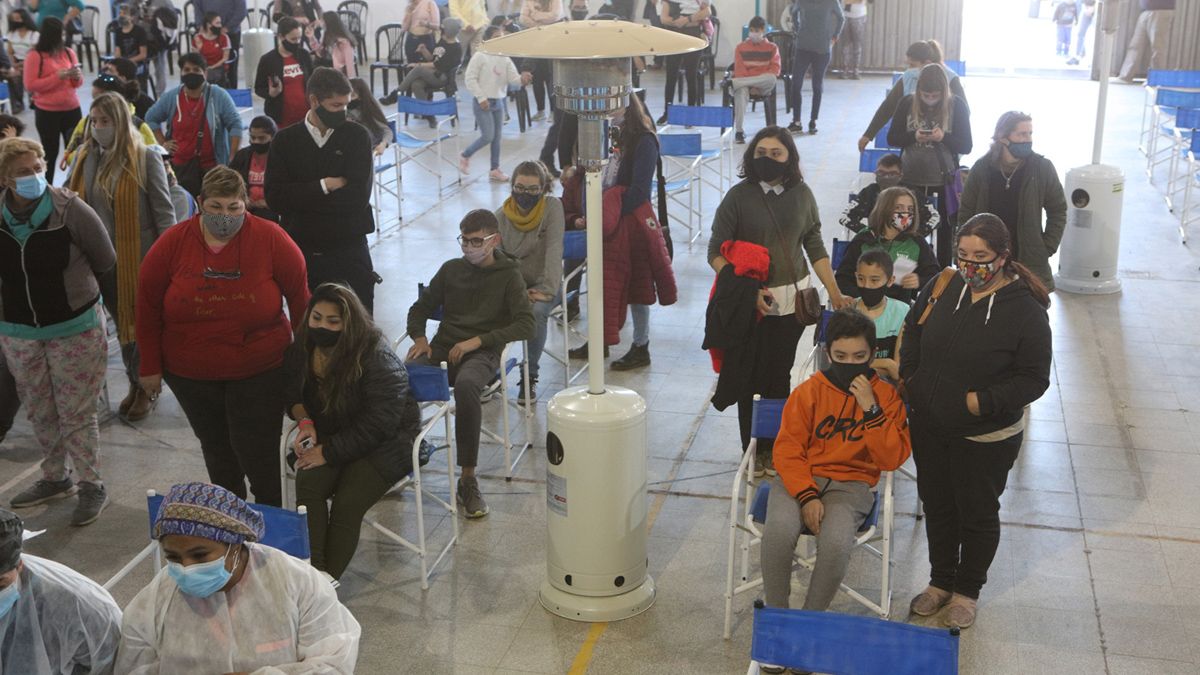 Las madres y los padres acompañaron a los menores para vacunarse.