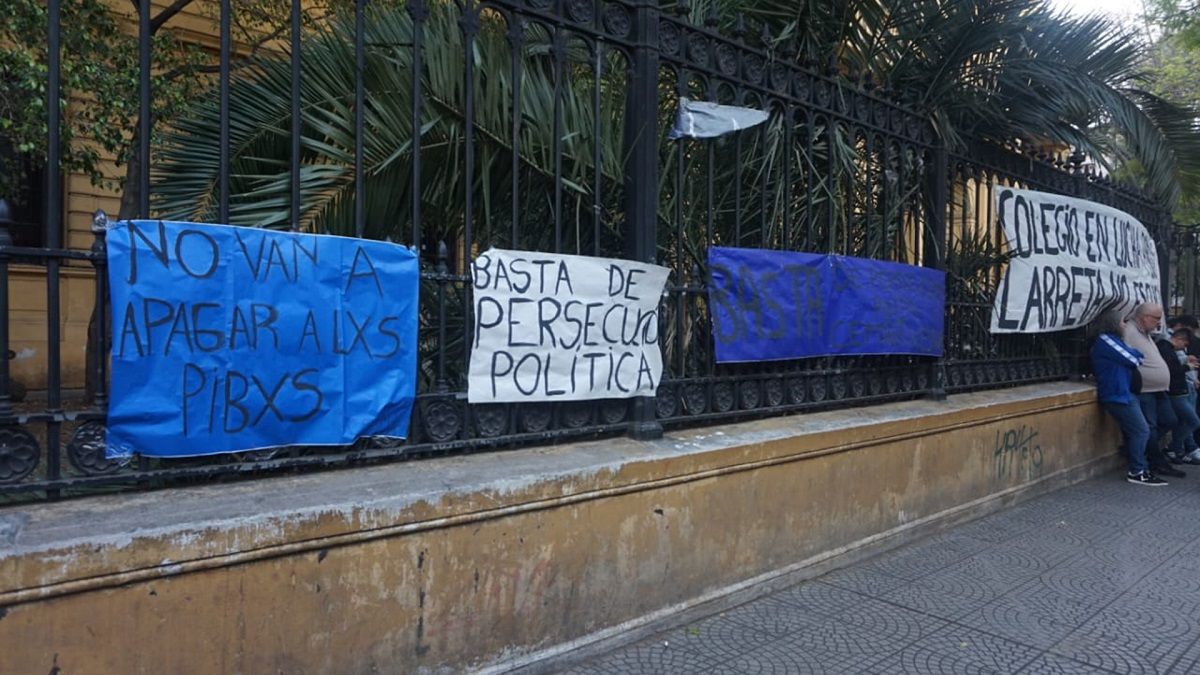 Las manifestaciones comenzaron en el colegio Mariano Acosta de Balvanera.