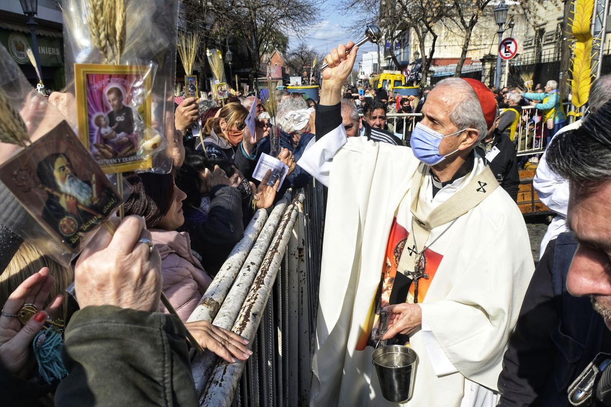 Miles de fieles participaron de la misa central de la celebración de San Cayetano en Liniers después de dos años por la pandemia.