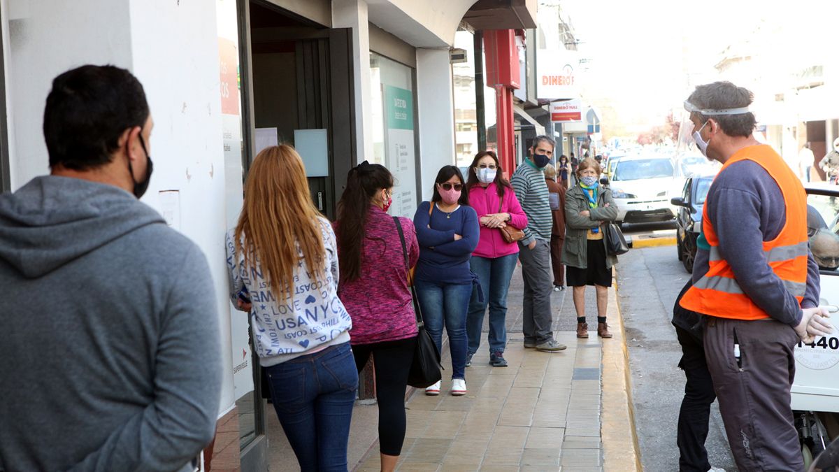Los bancos reabrieron para el pago a jubilados y beneficiarios de aportes sociales.