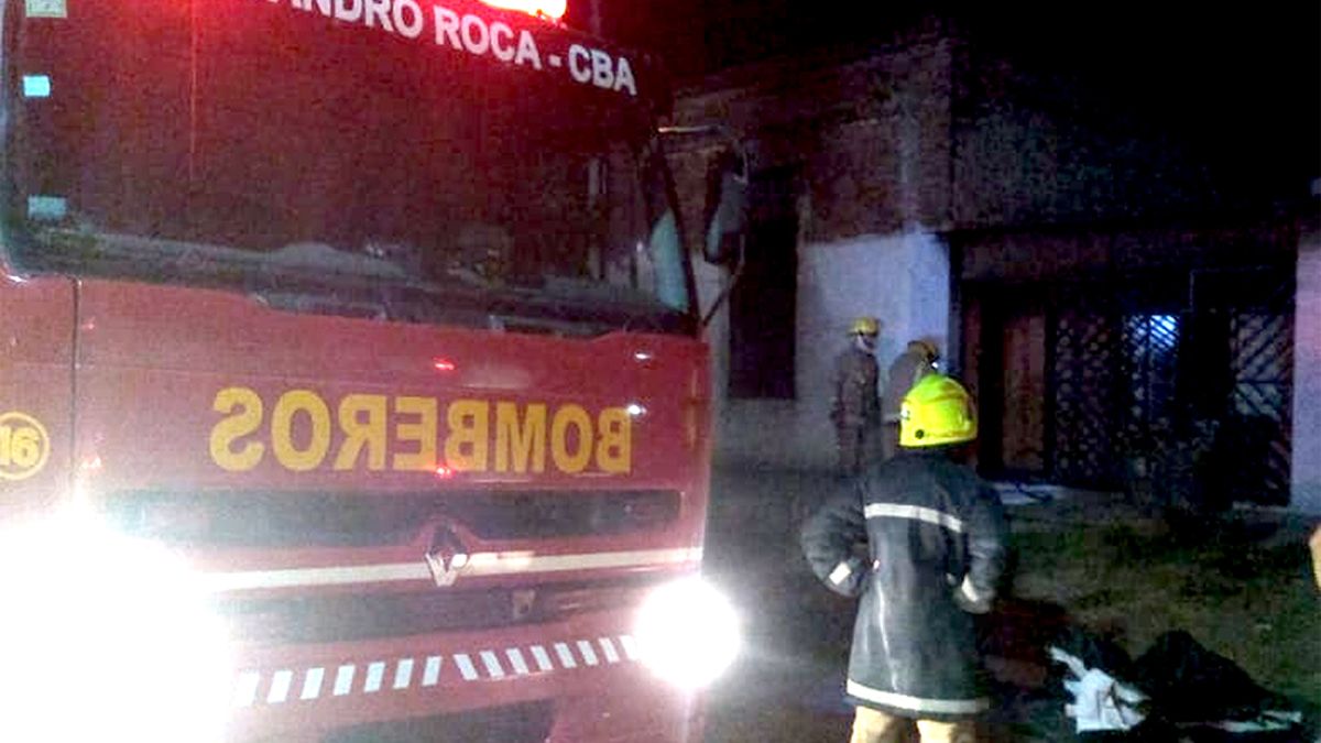 Cuatro dotaciones de bomberos controlaron el fuego. Foto: Bomberos de Alejandro Roca.