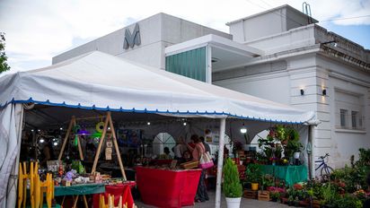 Más de 100 expositores participan de la feria navideña en el Viejo Mercado