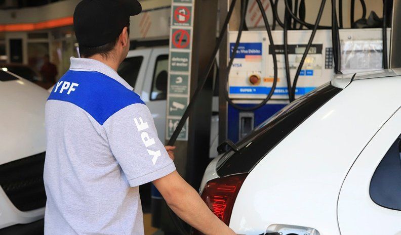 YPF les cobrará un recargo en el gasoil a vehículos con patentes extranjeras