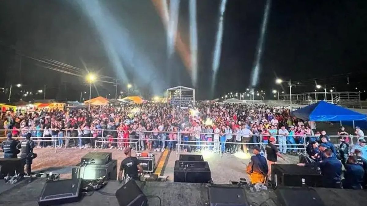 Al menos dos personasmurieron y otras 18 resultaron heridas la madrugada de hoy tras generarse unaestampida en un concierto musical en la población de Santa Teresa del Tuy.En horas de la madrugada