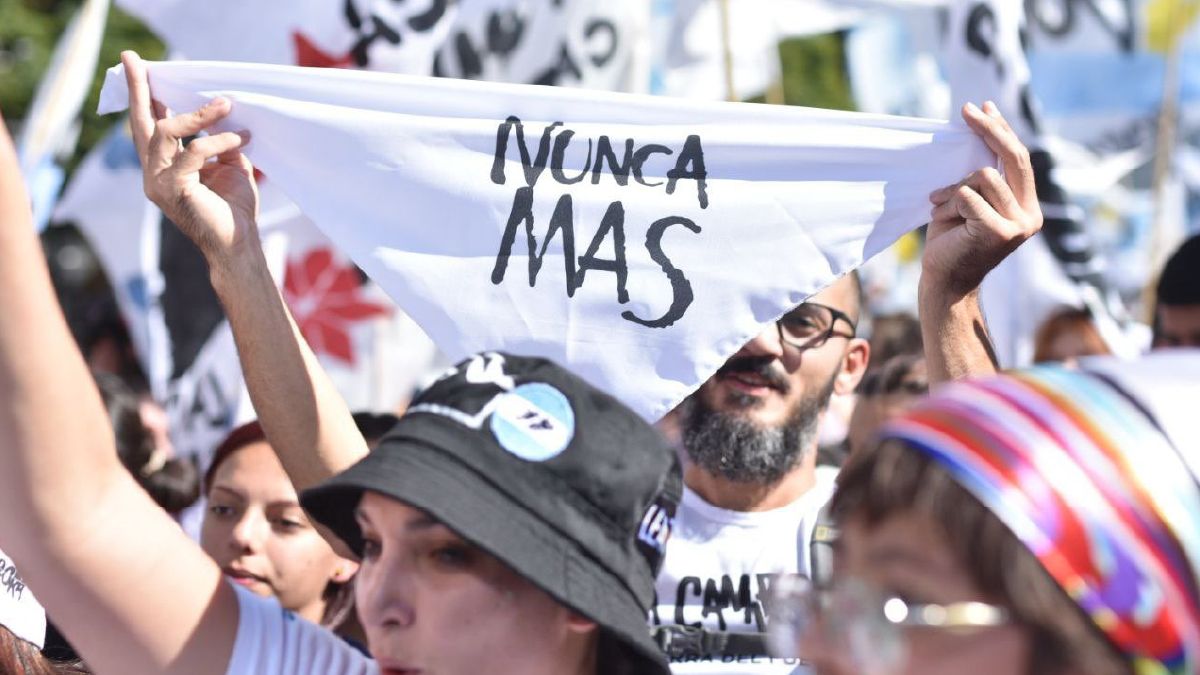 La marcha a la Plaza de Mayo volvió a unir a los manifestantes en torno del lema “Nunca más”.