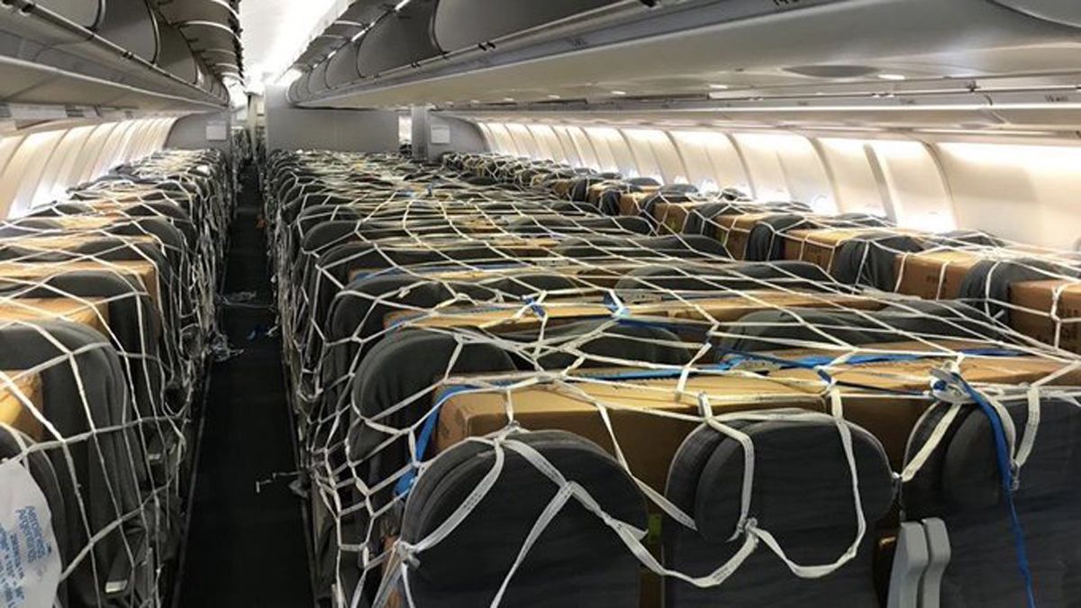 Los insumos médicos chinos a bordo del avión que hoy aterrió en Argentina.