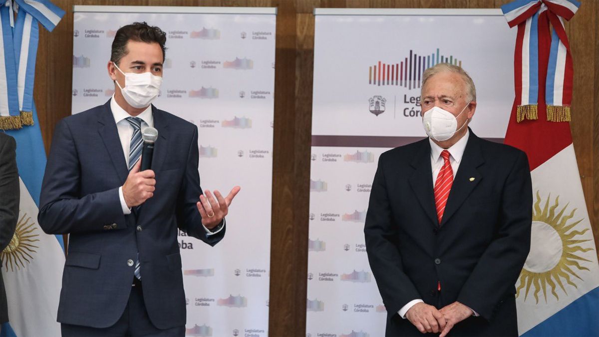 El vicegobernador Manuel Calvo distinguió la trayectoria de Pizzi.