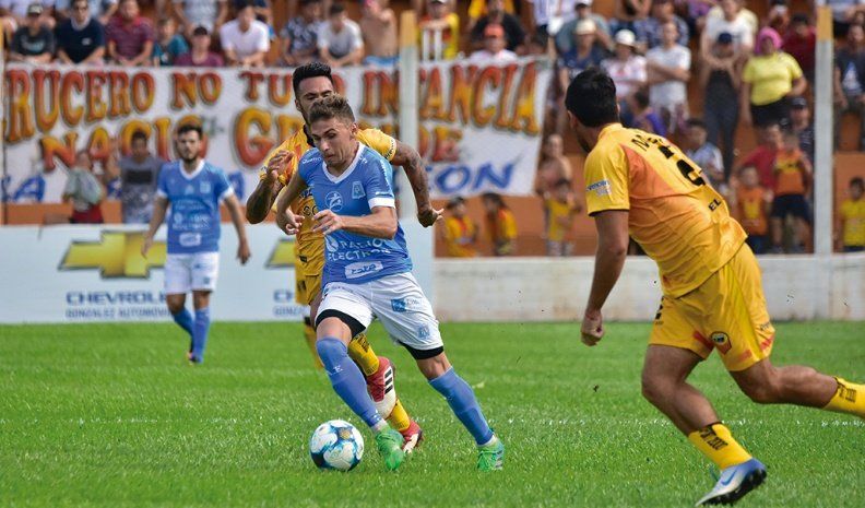 A pura velocidad. Franco Coronel se lleva la pelota ante la marca de un defensor de Crucero del Norte. El delantero cumplió.