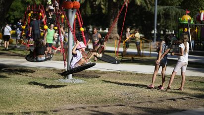 Cientos de familias disfrutan de la plaza Pedro Viñas tras la refuncionalización del espacio