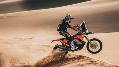 Kevin Benavides ganó en Motos y quedó a 12 segundos de la punta y una etapa por correr