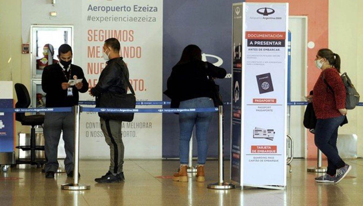 Pasajes aéreos al exterior, más caros por la suba de una tasa aeroportuaria