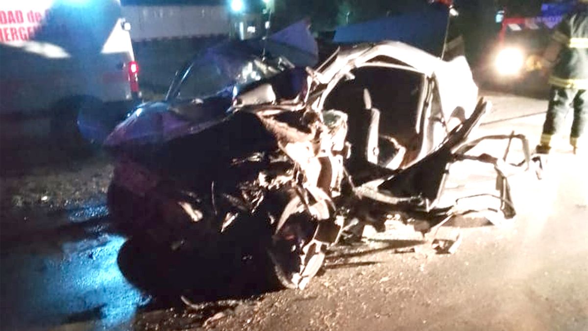 General Levalle un automovilista, grave tras chocar contra un camión