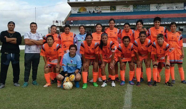Las chicas de Coronel Moldes que defienden los colores de Toro Club golearon en la primera jornada del torneo de fútbol femen ino por 7 a 1 a Atlético Sampacho.