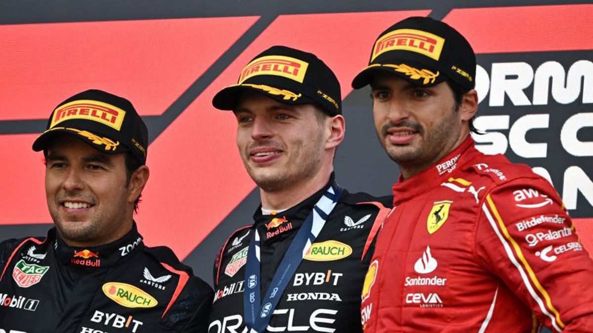 Los tres pilotos que subieron al podio en el Gran Premio de Japón, Sergio Pérez (2º), Max Verstappen (1º) y Carlos Sainz (3º)
