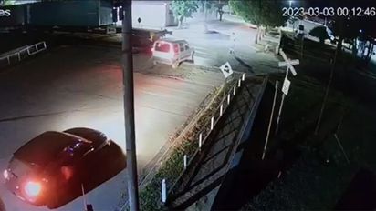 Un tren impactó con un utilitario en el paso a nivel central de Las Perdices