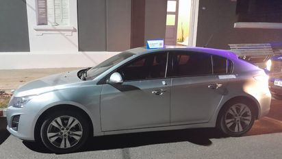 La estafó al comprarle el auto: le pagó con más de 8 mil dólares falsos
