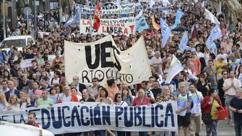 Docentes, no docentes y estudiantes de la UNRC realizarán actividades de visibilización, con una movilización central el jueves 15. Docentes, no docentes y estudiantes de la UNRC realizarán actividades de visibilización, con una movilización central el jueves 15.