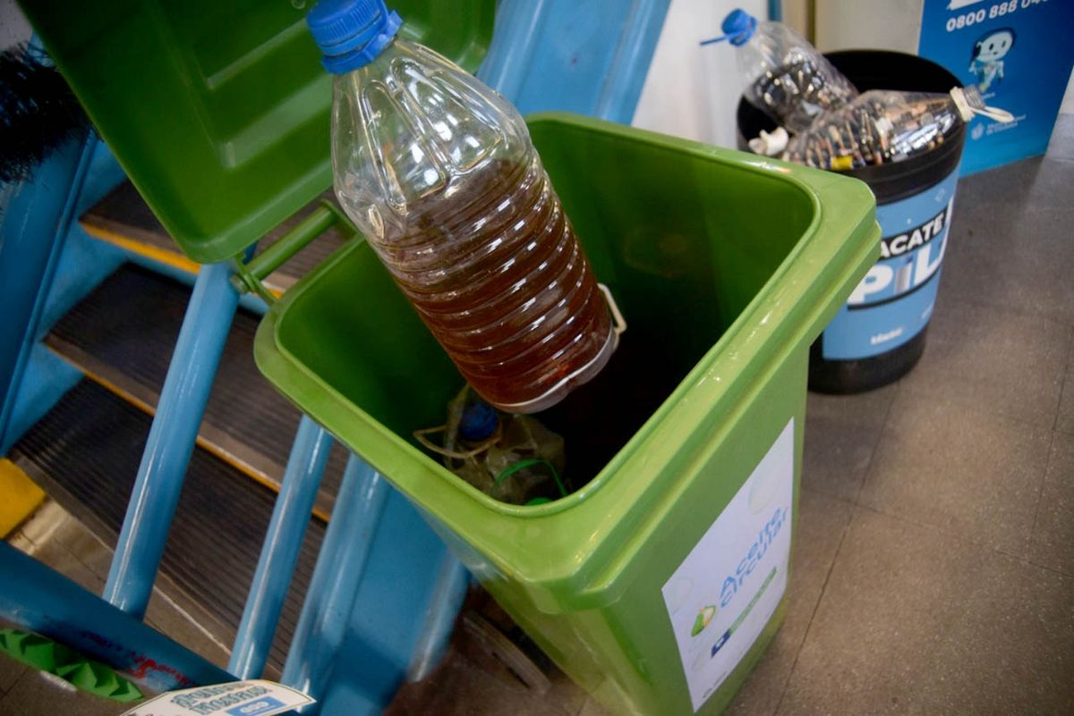Las botellas de aceite deben ser depositadas en contenedores que después son derivados a una empresa que hace el reciclado.