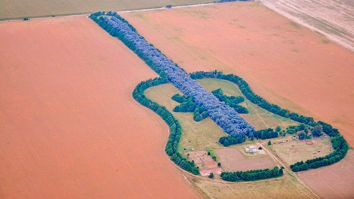 El creador de la “estancia La Guitarra” ve su obra desde el cielo junto