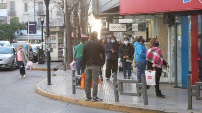 Pese al aumento de casos, la gente no cambia hábitos y sigue en las calles