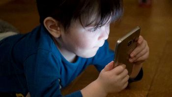 Alertan que el uso de pantallas causa problemas de vocabulario en niños